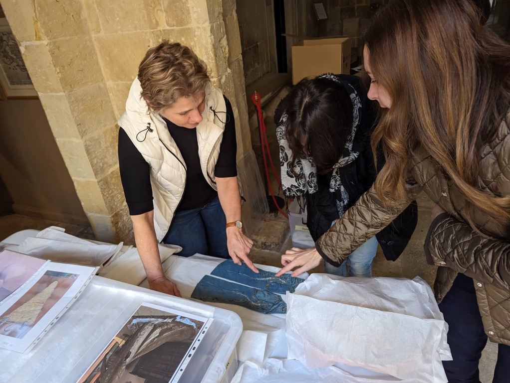 Taking decisions on conservation and preservation of 18th century silk gloves with silver thread embroidery before mounting them for the exhibition